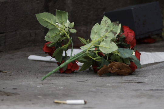 Λουλούδια στο σημείο δολοφονίας 15χρονης μαθήτριας